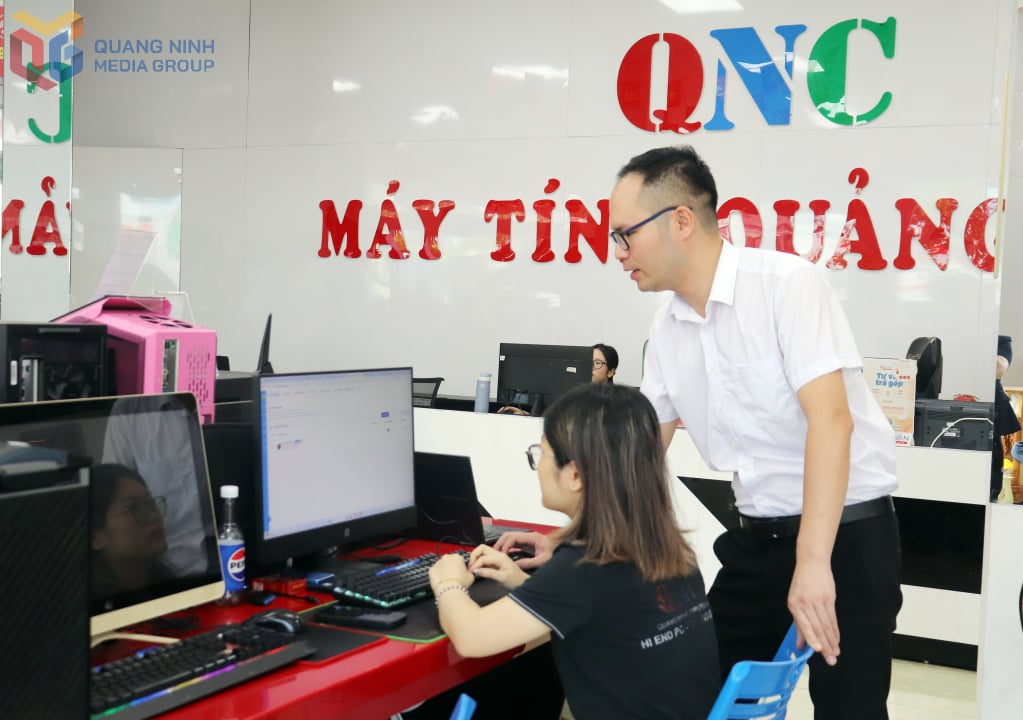 Quang Ninh Computer Company Limited의 이사인 Pham Van Duc 씨는 정보 기술 분야에서 활동하는 전형적인 젊은 기업가 중 한 명입니다.