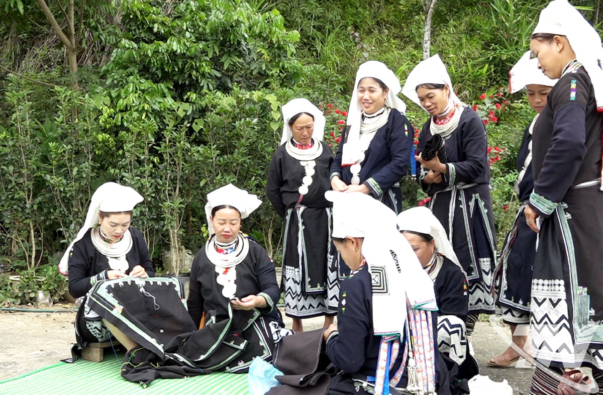 Phụ nữ Dao Tiền ở Đèo Gió cùng nhau thêu, khâu các sản phẩm từ thổ cẩm.