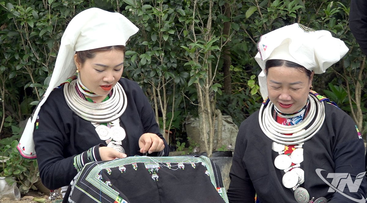 Chị Bàn Thị Thanh (Bên trái) thêu các họa tiết trên trang phục phụ nữ Dao Tiền