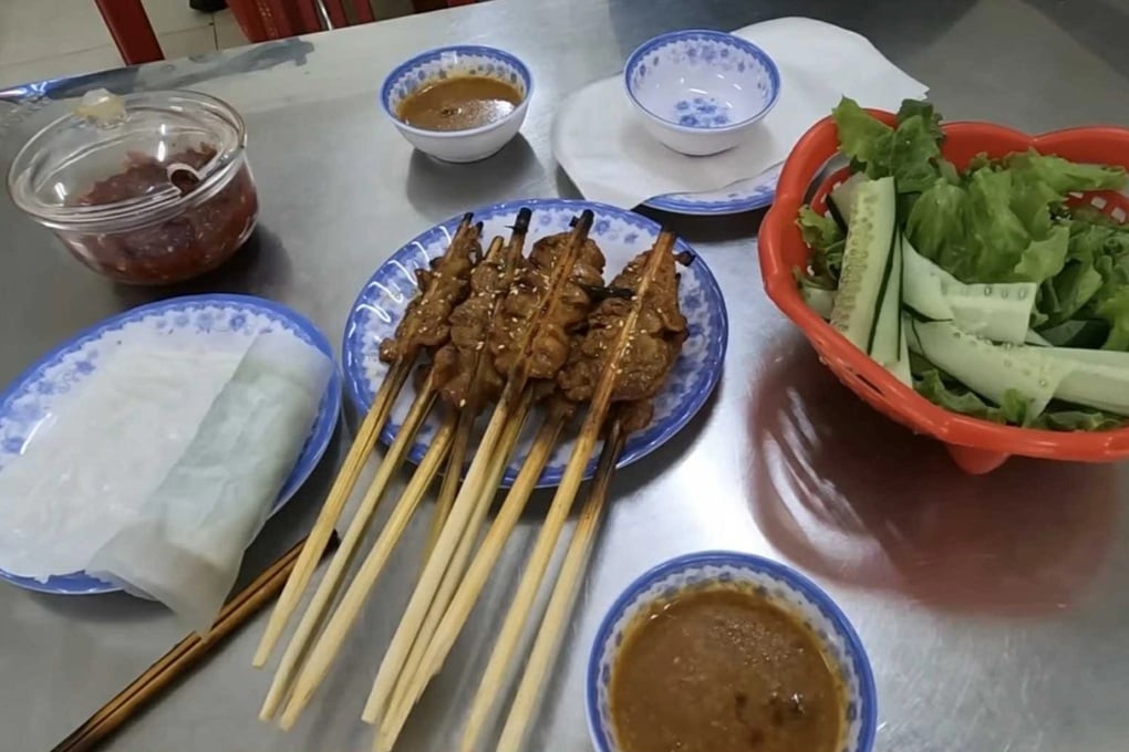 Đến Việt Nam 4 lần, khách Tây ngỡ ngàng phát hiện món có cách ăn lạ - 2