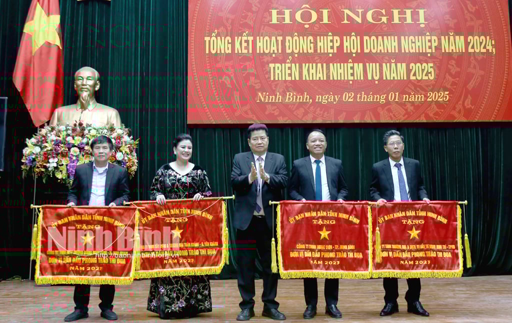 Ông Nguyễn Xuân Thành, Chủ tịch Hiệp hội Doanh nghiệp tỉnh trao Cờ thi đua của UBND tỉnh cho các đơn vị có thành tích trong năm 2024.