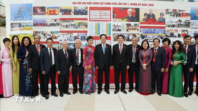 ttxvn-chu-tich-nuoc-tham-quan-trung-bay-anh-cua-1.jpg