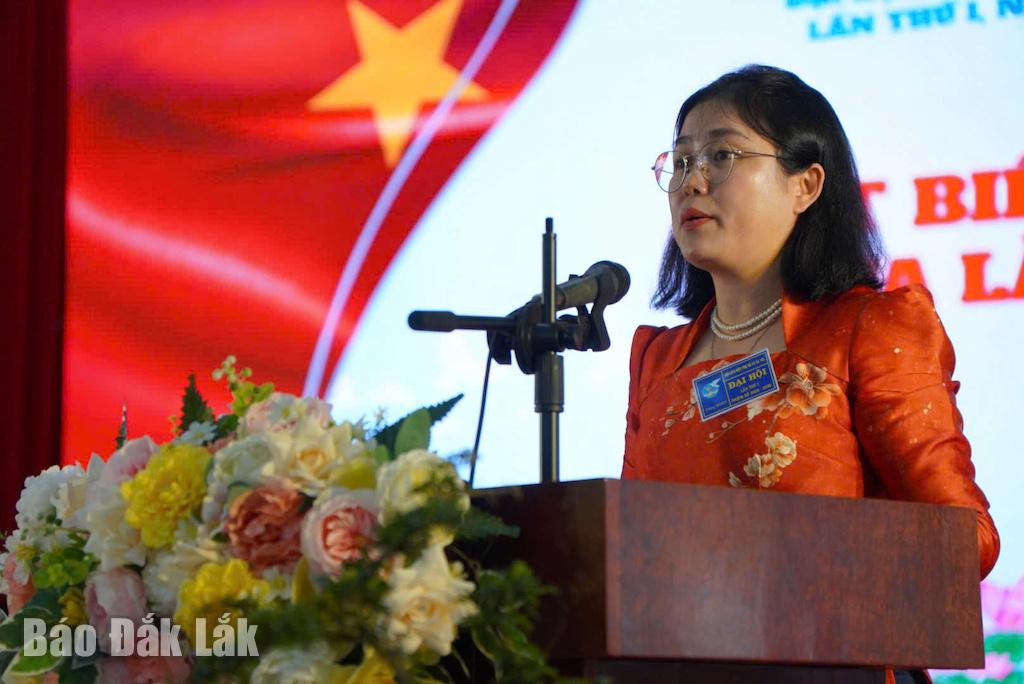 Ms. Nguyen Thi Kim Dung, member of the Standing Committee of the Dak Lak Provincial Women's Union, spoke at the congress.