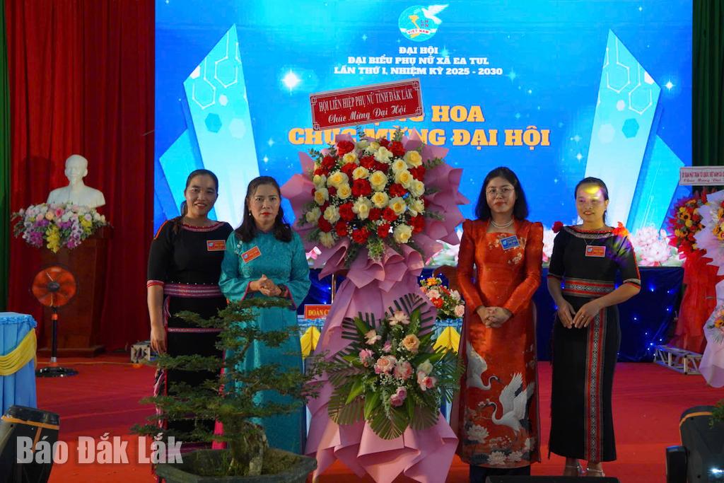 Ms. Thai Thi Anh Hoa, Party Committee member, Vice President of the Vietnam Fatherland Front Committee of the commune, was appointed to hold the position of President of the Women's Union of Ea Tul commune, term 2025 - 2030.