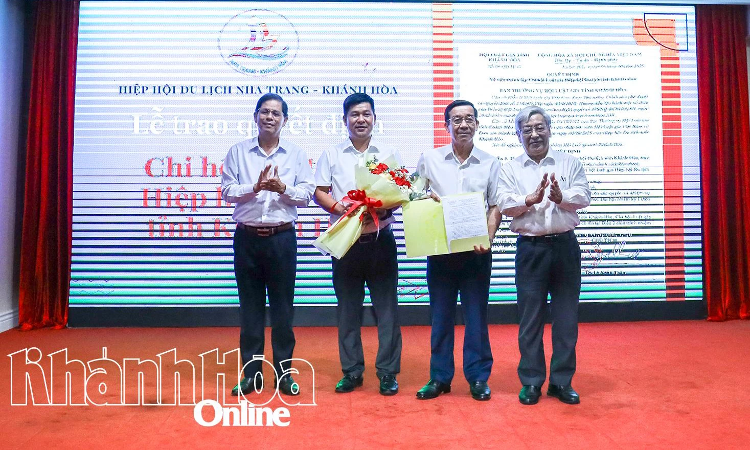 Đồng chí Nguyễn Tấn Tuân và đồng chí Lê Xuân Thân - Chủ tịch Hội Luật gia tỉnh tặng hoa và trao quyết định thành lập Chi hội Luật gia Du lịch Khánh Hòa.
