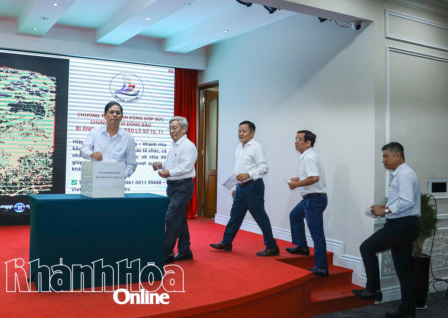 Các đại biểu ủng hộ đồng bào bị ảnh hưởng bởi bão lũ.