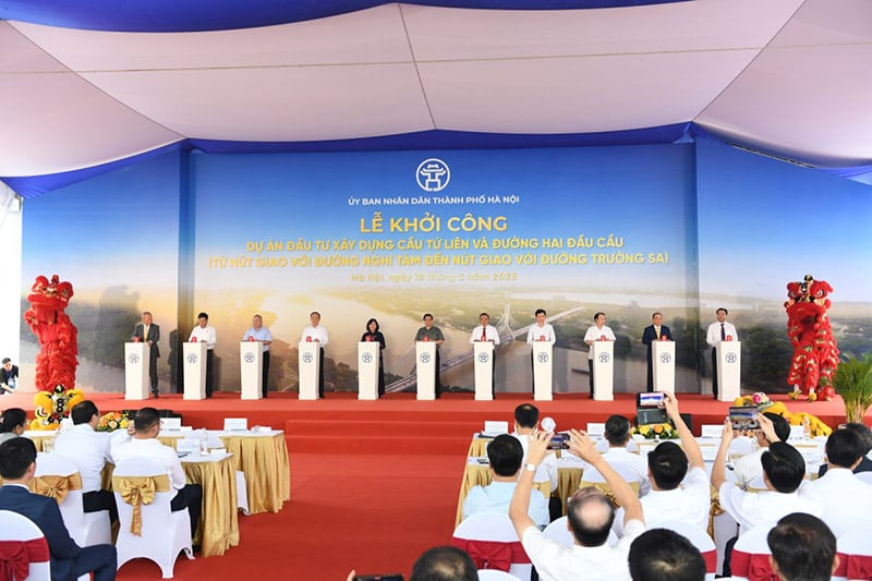Perdana Menteri Pham Minh Chinh dan para perwakilan melakukan upacara pecah tanah Jambatan Tu Lien dan projek pembinaan jalan raya di kedua-dua hujung jambatan itu.
