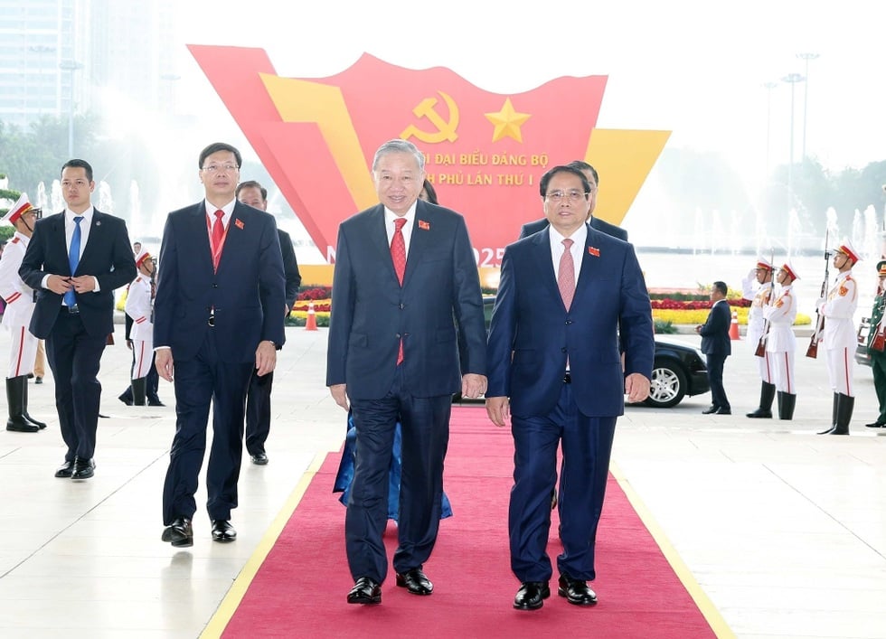 “Mỗi năm đối mặt hơn 10 cơn bão, đắp đê không thể chỉ là những bao cát” - 1
