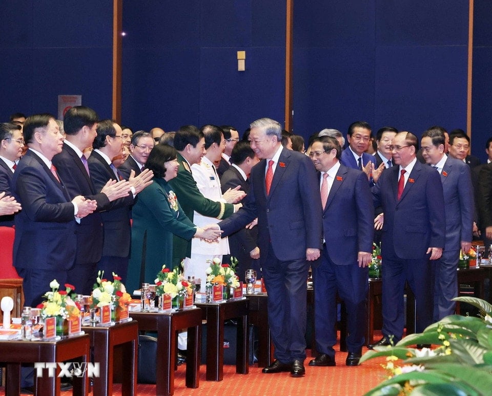 Generalsekretär To Lam mit anderen Partei- und Staatsführern sowie ehemaligen Politikern und Delegierten. (Foto: Thong Nhat/VNA)