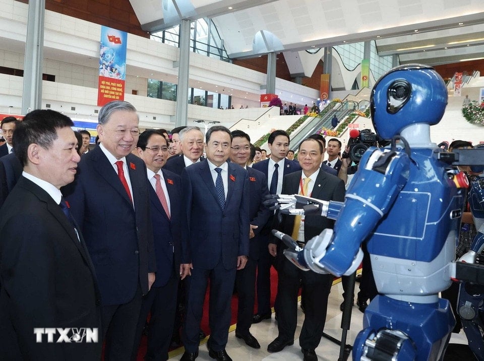 Generalsekretär To Lam besucht eine Ausstellung über Errungenschaften der Regierung in Wissenschaft, Technologie, Innovation und digitaler Transformation. (Foto: Duong Giang/VNA)
