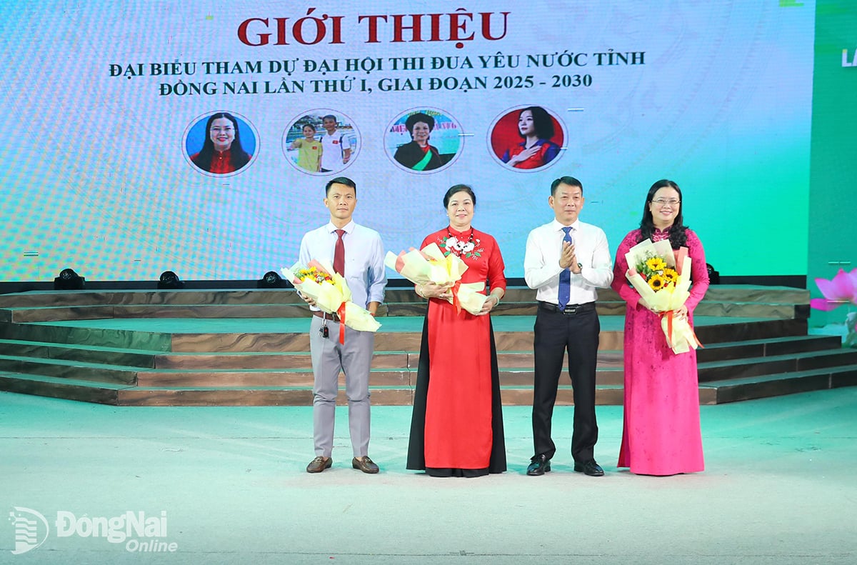 Herr Nguyen Huu Dat, Leiter der Repräsentanz des Ministeriums für Kultur, Sport und Tourismus in Ho-Chi-Minh-Stadt, überreichte den Delegierten des 1. Patriotischen Wettbewerbskongresses der Provinz Dong Nai (Zeitraum 2025–2030) Blumen. Foto: Huy Anh 