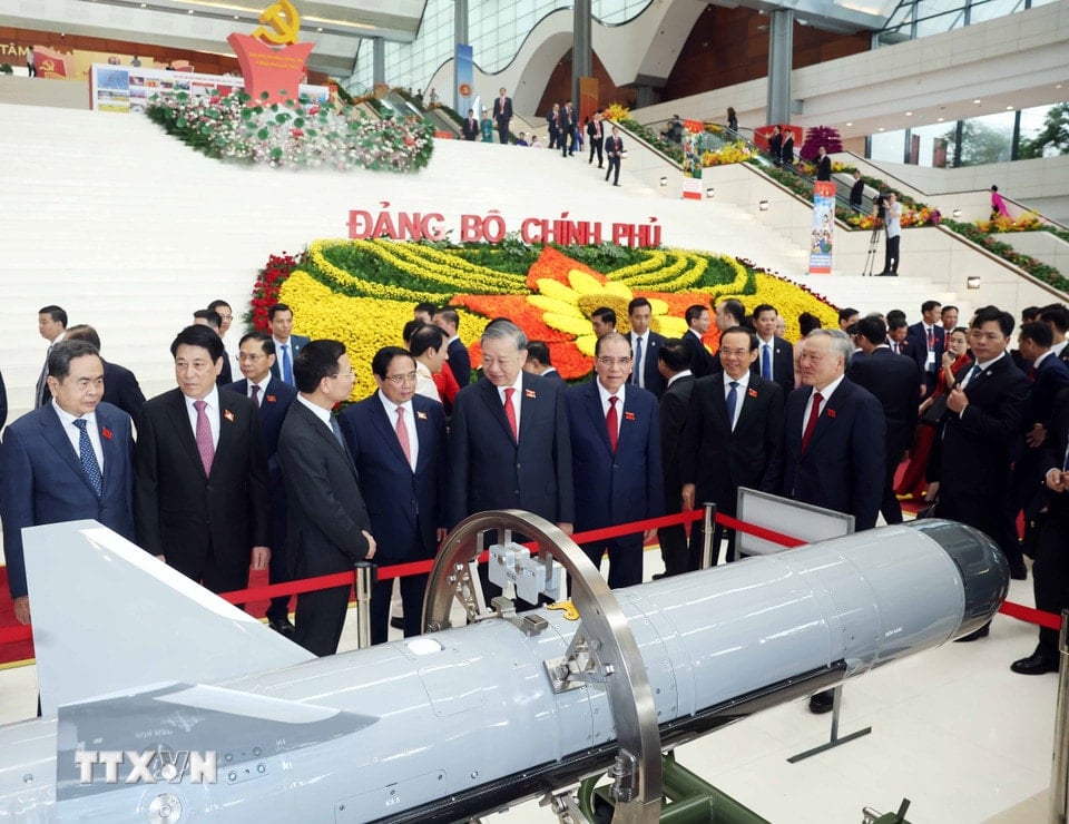 Generalsekretär To Lam besucht eine Ausstellung über Errungenschaften der Regierung in Wissenschaft, Technologie, Innovation und digitaler Transformation. (Foto: Duong Giang/VNA)