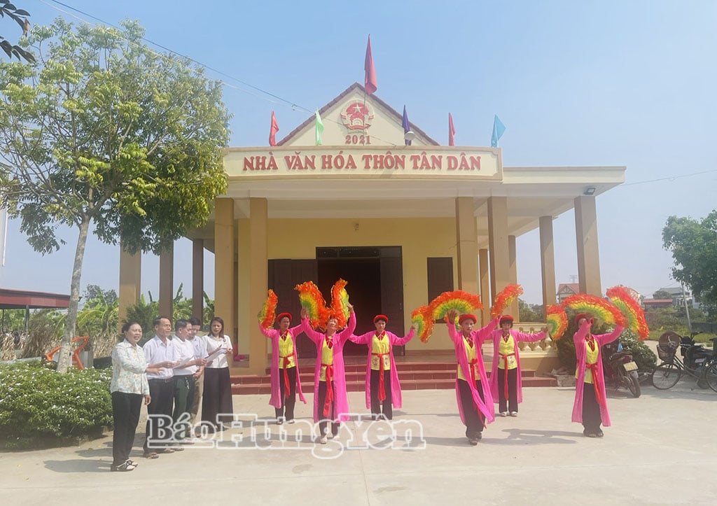 Kelab nyanyian tradisional Cheo di kampung Tan Dan, komune Hung Ha mengamalkan persembahan.