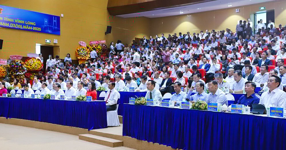 Provinsledarna deltog i mötet på den vietnamesiska entreprenörsdagen den 13 oktober.