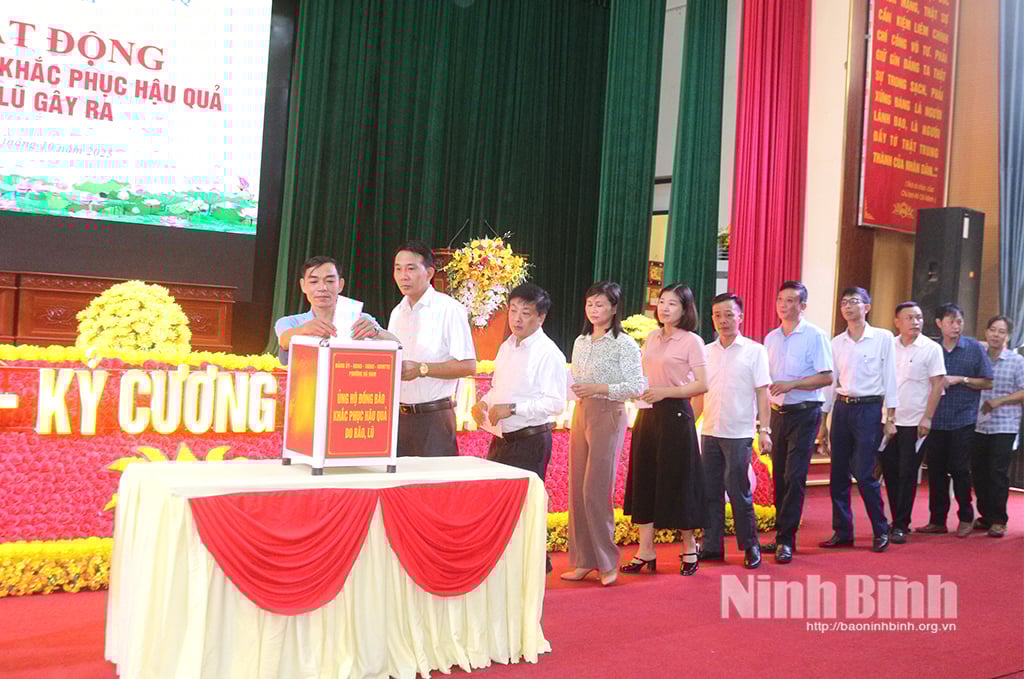 មន្ត្រីរាជការ និងមន្ត្រីរាជការនៃវួដ Ha Nam ជួយប្រជាជនជំនះផលវិបាកនៃព្យុះ និងទឹកជំនន់។
