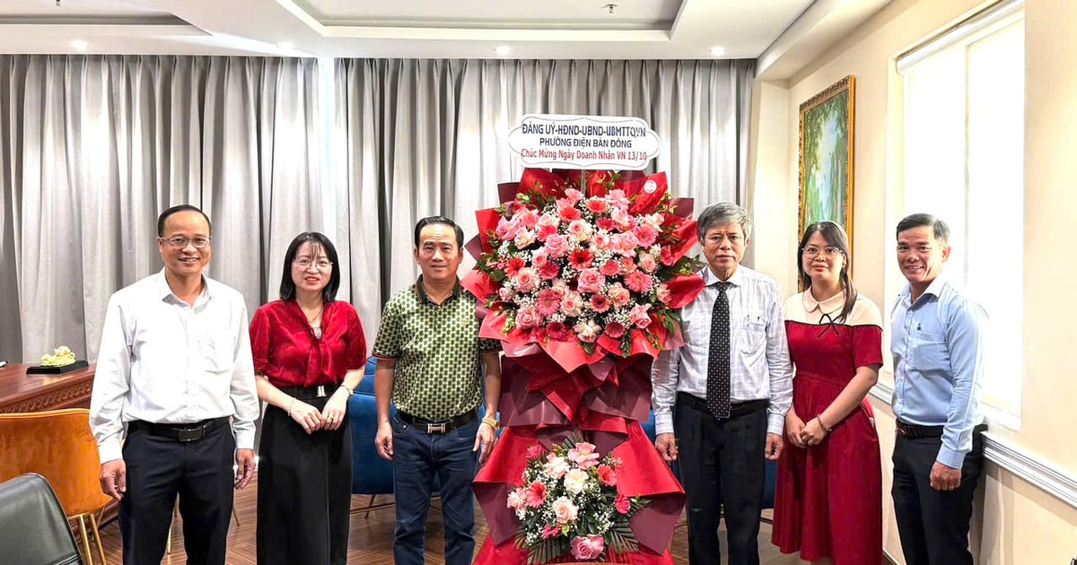 Phường Điện Bàn Đông chúc mừng doanh nghiệp nhân Ngày Doanh nhân Việt Nam 13/10