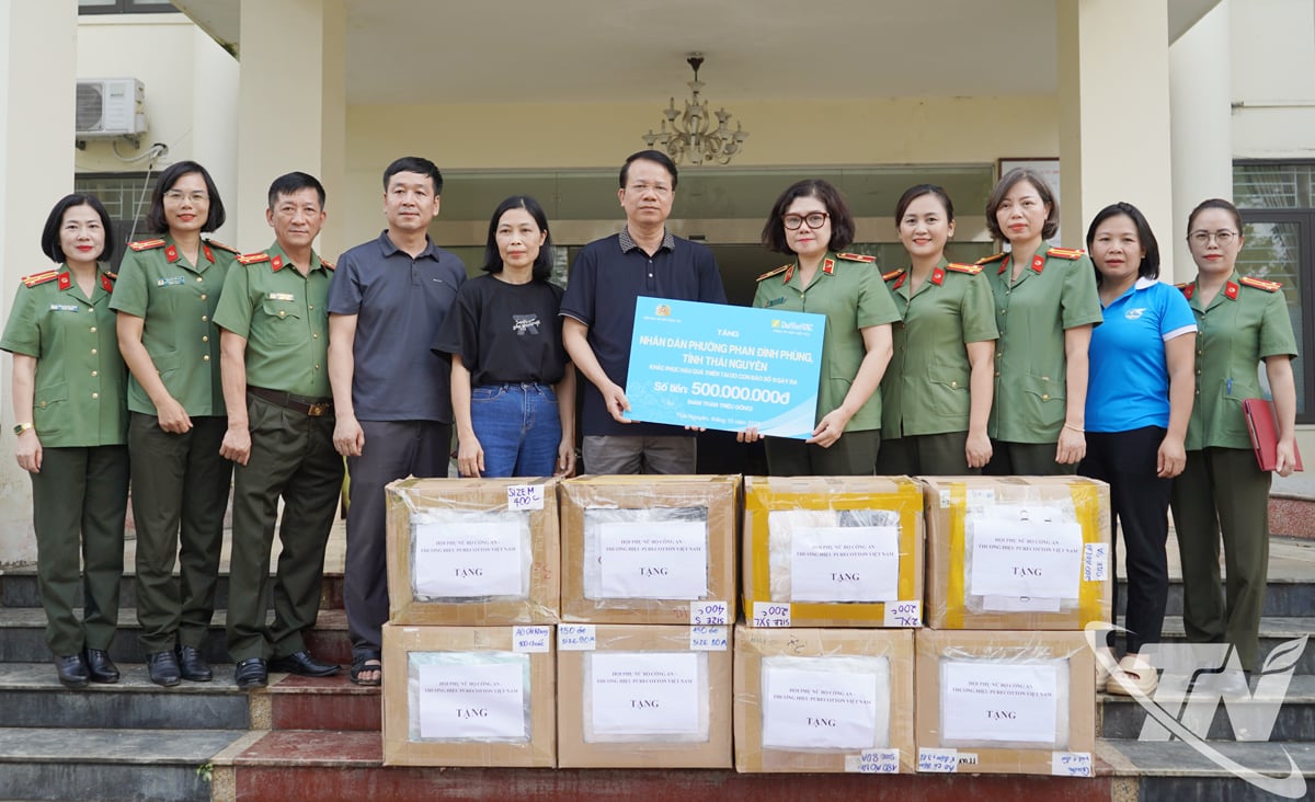 The working delegation and sponsor representatives presented 500 million VND to support the government and people of Phan Dinh Phung ward.