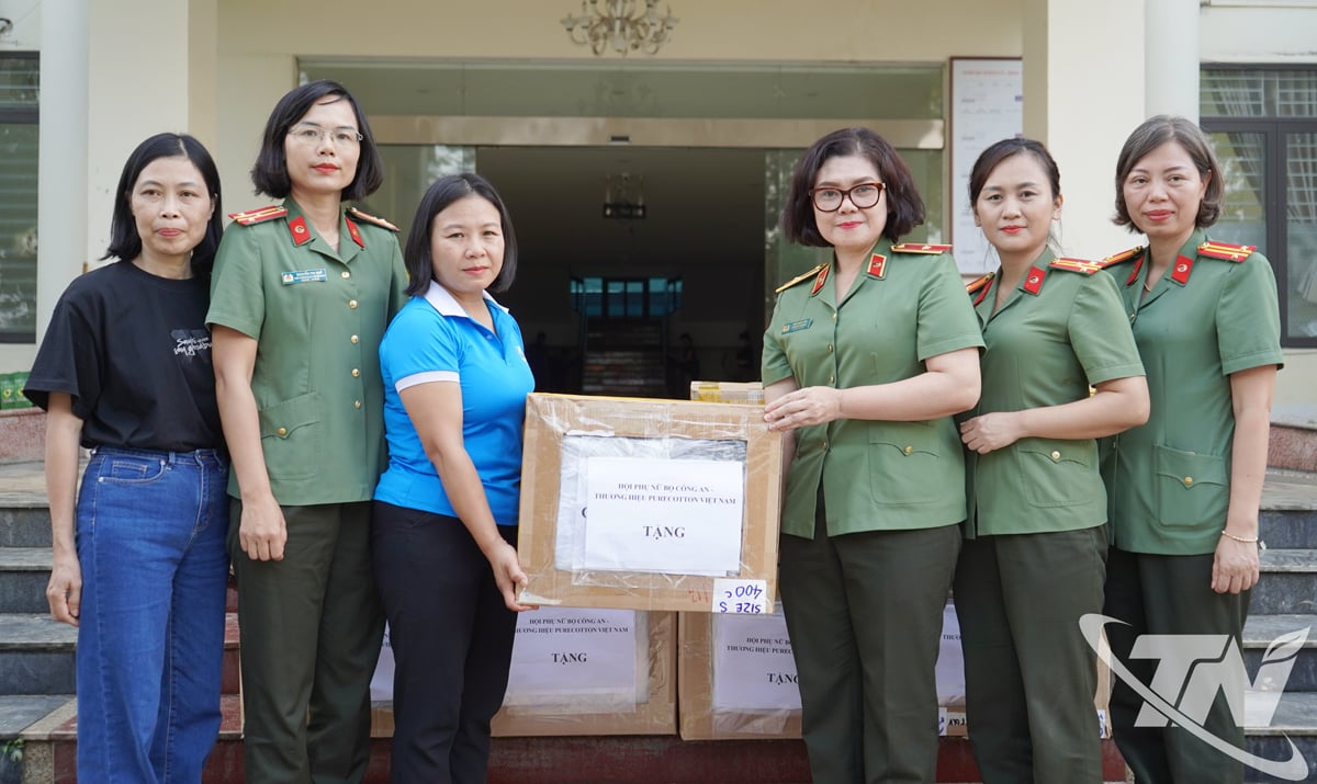 Major General Ngo Hoai Thu presented 1,800 clothing products to support women's union members of Phan Dinh Phung ward.