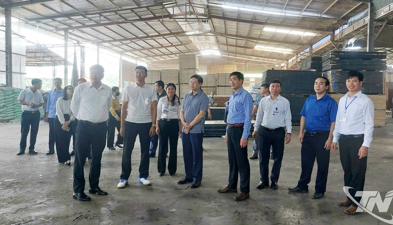 Genosse Dinh Quang Tuyen, stellvertretender Sekretär des Provinzparteikomitees, Vorsitzender des Provinzkomitees der Vaterländischen Front, und die Arbeitsdelegation des Provinzbauernverbandes besuchten ein typisches Wirtschaftsmodell der Bauernmitglieder.