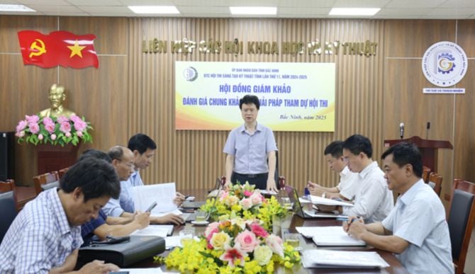 ທ່ານປະທານສະຫະພັນບັນດາສະມາຄົມວິທະຍາສາດ ແລະ ເຕັກໂນໂລຢີ ຫງວຽນຈີ໋ວິ້ງ ເປັນປະທານກອງປະຊຸມ. Chủ tịch Liên hiệp các hội Khoa học và Kỹ thuật Ngô Chí Vịnh chủ trì cuộc họp