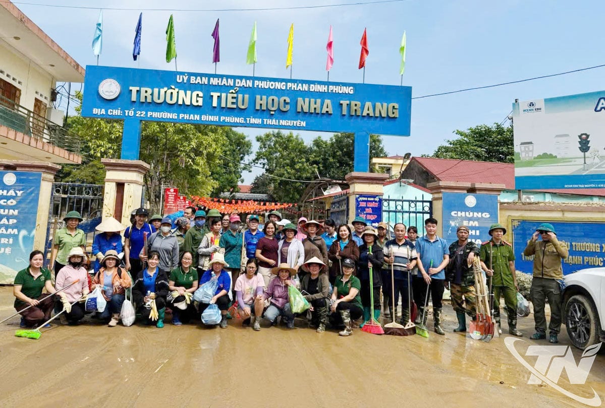 A Duc Xuan kerület egyesületei és szakszervezetei támogatják a Nha Trang Általános Iskolát a takarításban.
