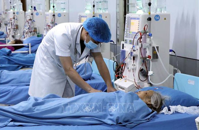 뚜옌꽝성에서 온 혈액투석 환자들은 훙브엉 종합병원에서 신속하게 치료를 받았습니다.