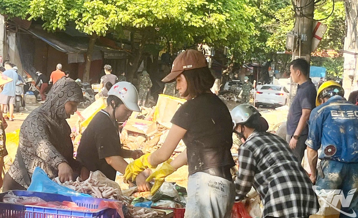 Kedai-kedai di pasar Tuc Duyen cuba memulihkan dan menyambung semula perniagaan.