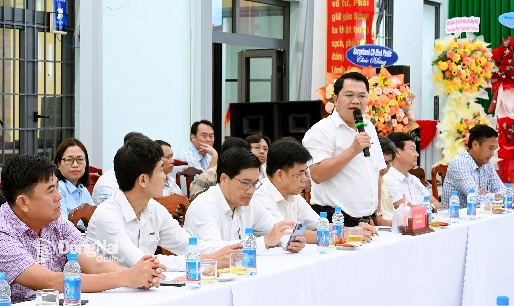Unternehmensvertreter diskutieren und geben Empfehlungen zu Fragen des lokalen Betriebs. Foto: Trung Quang