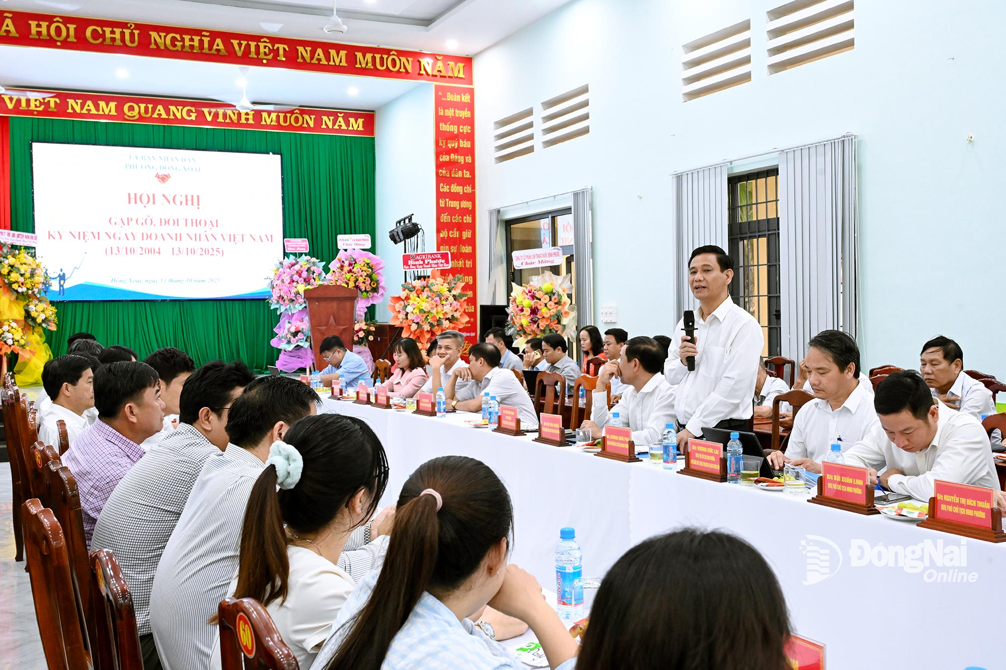 Der stellvertretende Sekretär des Parteikomitees und Vorsitzende des Volkskomitees des Bezirks Dong Xoai, Duong Hoai Pha, diskutierte und beantwortete Fragen von Unternehmen. Foto: Trung Quang