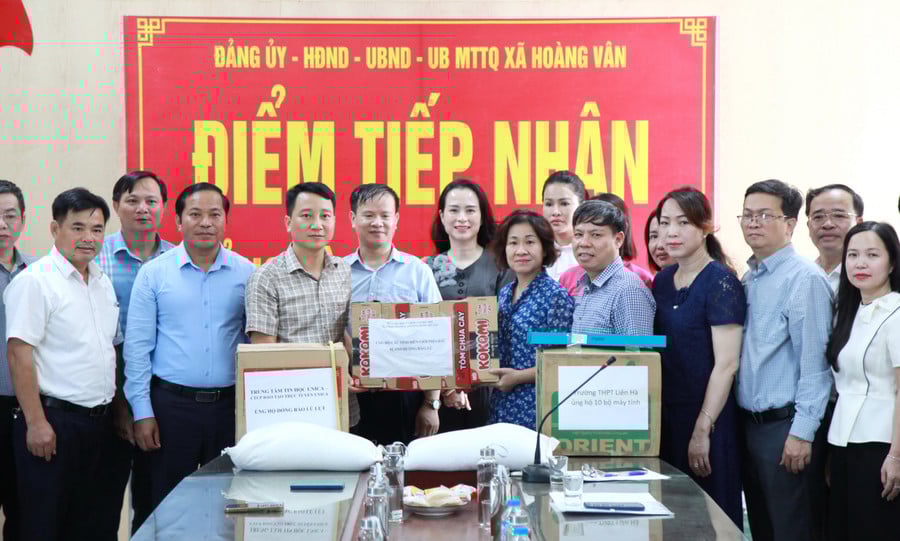 Đại diện Sở GD&ĐT Hà Nội trao hỗ trợ cho xã Hoàng Vân.