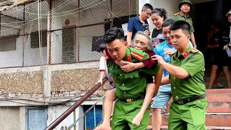 थान विन्ह वार्ड पुलिस (न्घे एन) ने तूफान और बारिश से उत्पन्न खतरे से बचने के लिए पुराने अपार्टमेंट भवनों में रहने वाले निवासियों को बाहर निकलने में सहायता की।