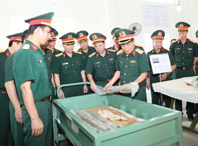 Trung tướng Trần Minh Đức kiểm tra công tác bao gói, bảo quản đạn dược tại Kho KV1, Cục Quân khí, Tổng cục Hậu cần-Kỹ thuật.