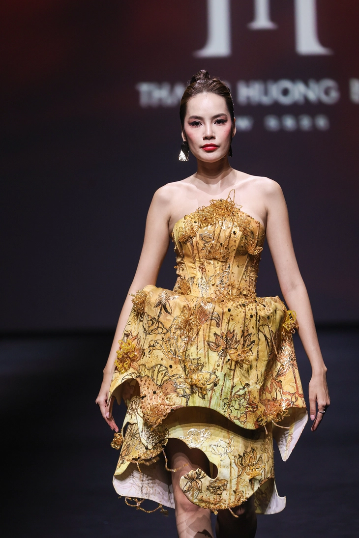 準優勝者のホアン・トゥイさんは、中国で金色に身を包みファッションショーを披露した - 写真 2。 Hoàng Thùy - Ảnh 2.