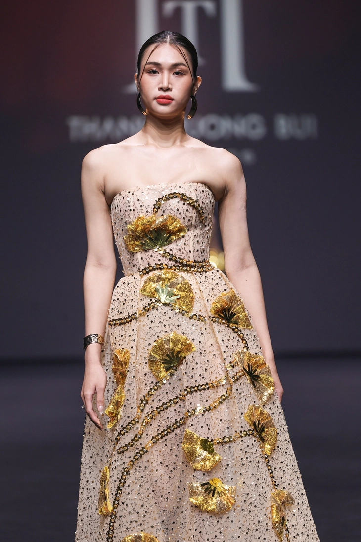 準優勝者のホアン・トゥイさんは中国で金色に身を包みファッションショーを披露した - 写真4。 Hoàng Thùy - Ảnh 4.