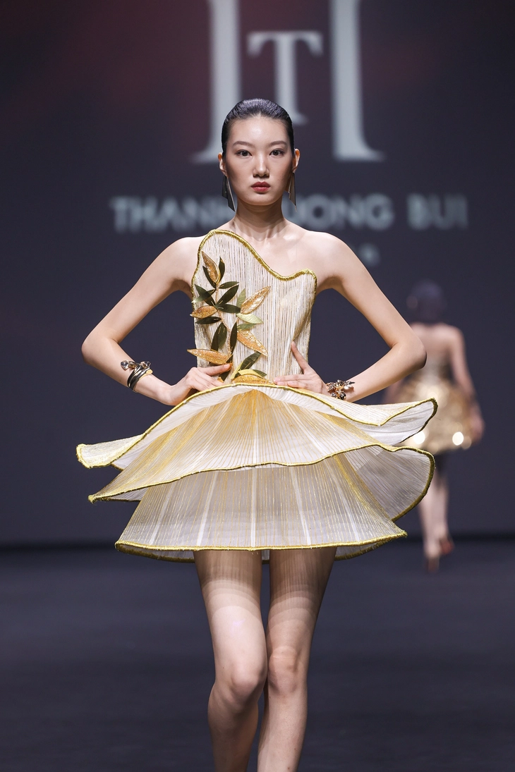 準優勝者のホアン・トゥイさんは、中国で金色に身を包みファッションショーを披露しました - 写真6。 Á hậu Hoàng Thùy dát vàng lên người ở Thượng Hải - Ảnh 6.