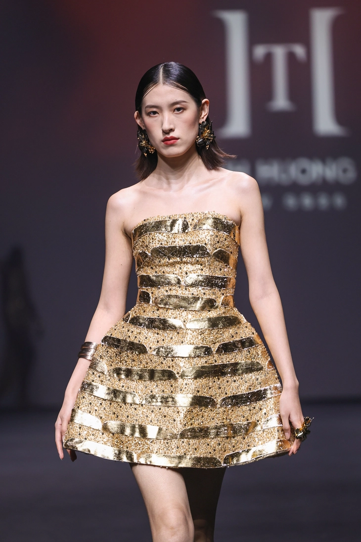 準優勝者のホアン・トゥイさんは中国で金色に身を包みファッションショーを披露した - 写真7。 Hoàng Thùy - Ảnh 7.