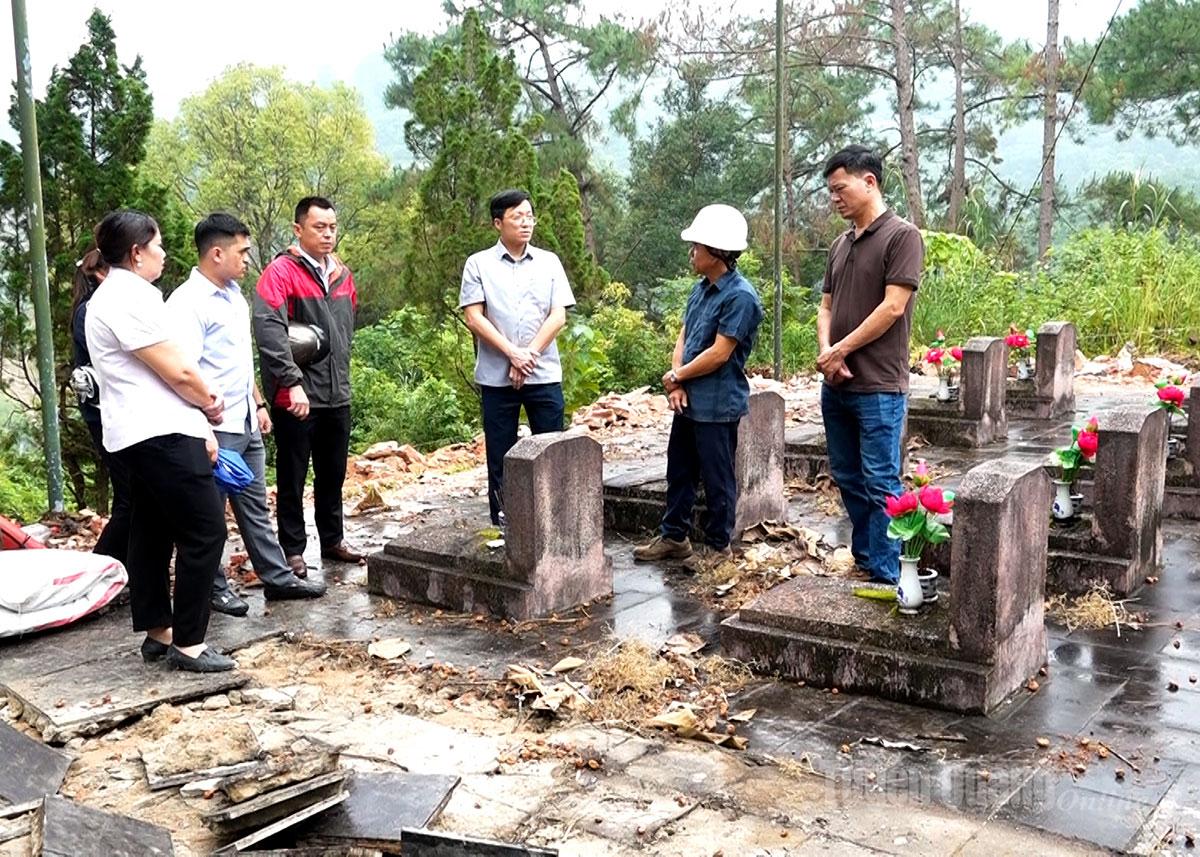 Đồng chí Nguyễn Việt Hùng, Phó Giám đốc Sở Nội vụ tỉnh Tuyên Quang kiểm tra tiến độ triển khai thực hiện dự án Cải tạo, sửa chữa Nghĩa trang liệt sĩ xã Hoàng Su Phì