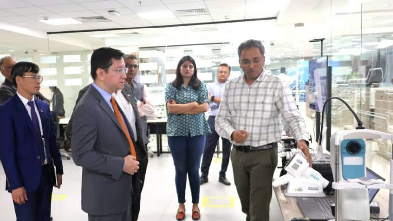 Ambassador Nguyen Thanh Hai visits the Artificial Intelligence Center of Excellence (AI CoE). (Photo: Vietnam Trade Office in India)