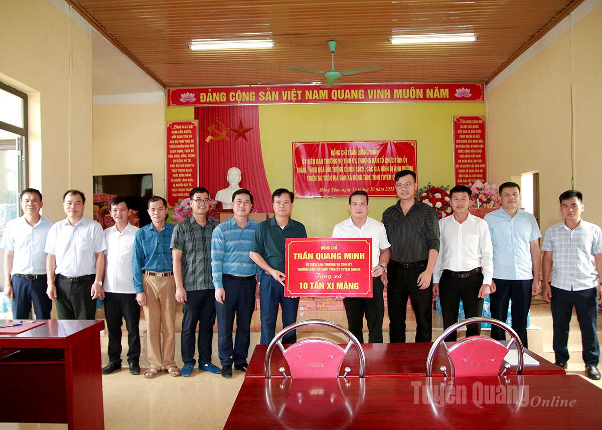Đồng chí Trần Quang Minh, Ủy viên Ban Thường vụ Tỉnh ủy, Trưởng Ban Tổ chức Tỉnh ủy trao quà cho các hộ bị ảnh hưởng.