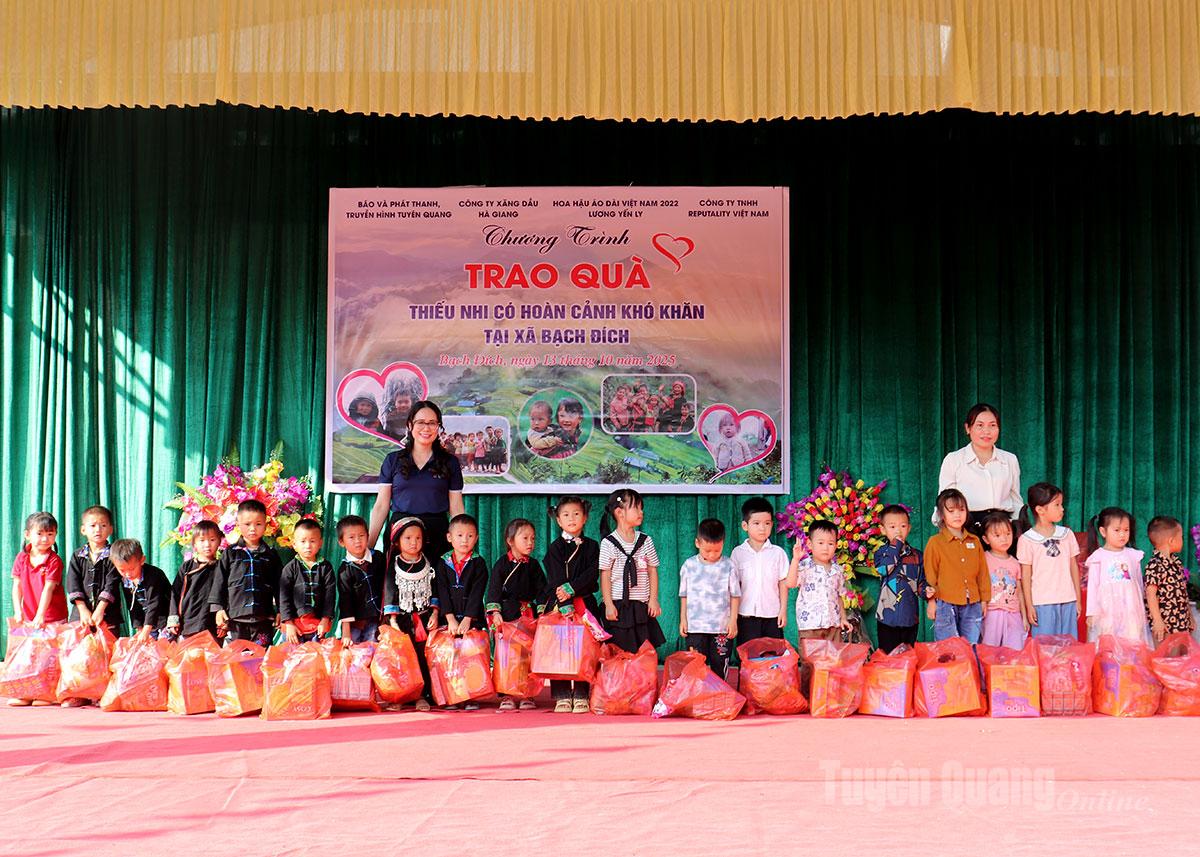 Kameraad Tang Thi Ha, adjunct-hoofdredacteur van de krant Tuyen Quang, radio en televisie, overhandigde geschenken aan de studenten van de Bach Dich-commune.