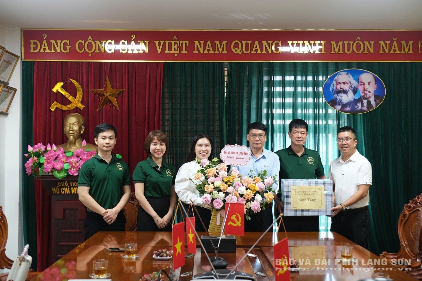 Chefredaktören gratulerar ledarna för Xuan Cuong Friendship Joint Stock Company.