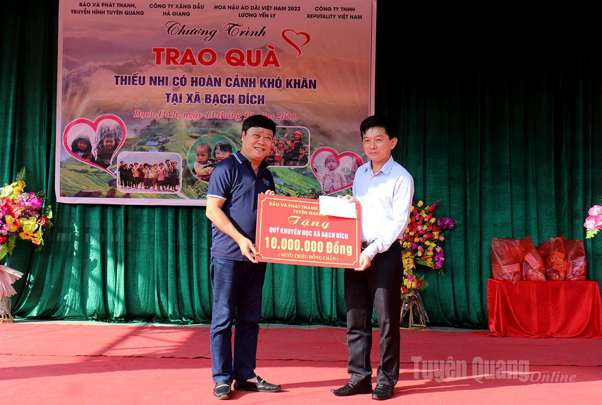 Kameraad Mai Duc Thong, hoofdredacteur van de krant Tuyen Quang, radio en televisie, heeft zijn steun uitgesproken voor het Education Promotion Fund van de Bach Dich Commune.