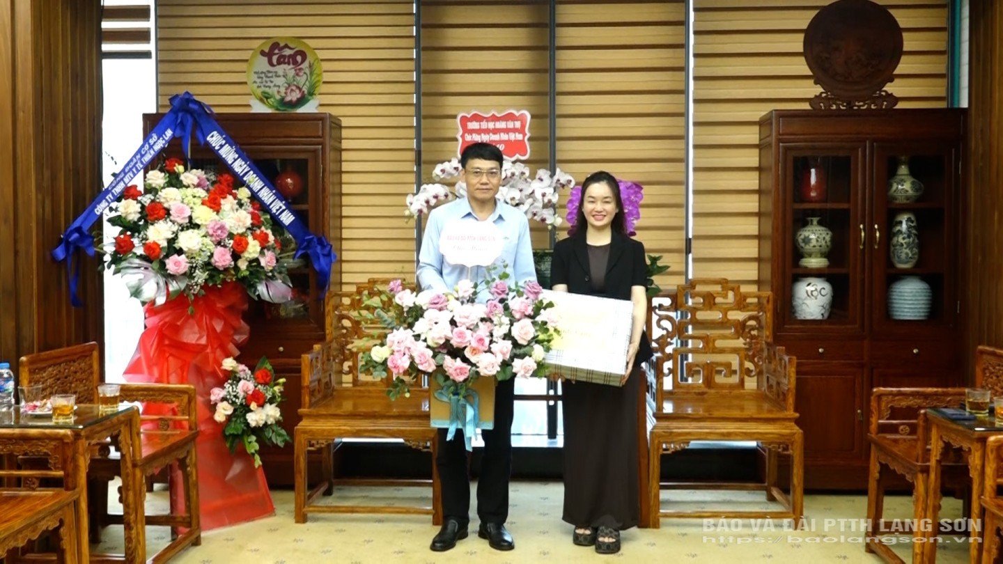Chefredaktör gratulerar ledarna för Thien Ngoc Lan Medical Joint Stock Company