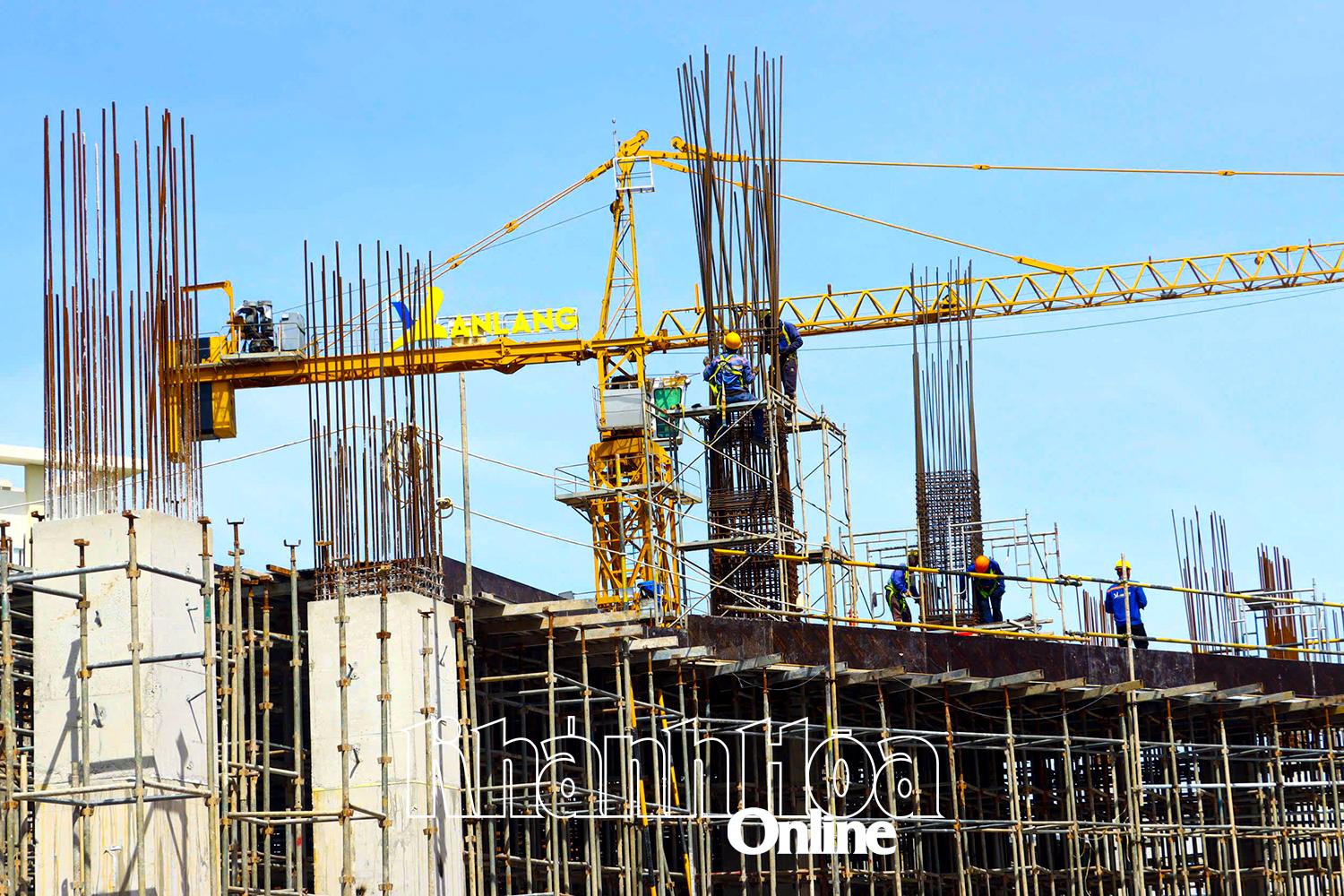 Many new projects are being invested in Phan Rang ward. In the photo: Construction of Hacom Tower project.
