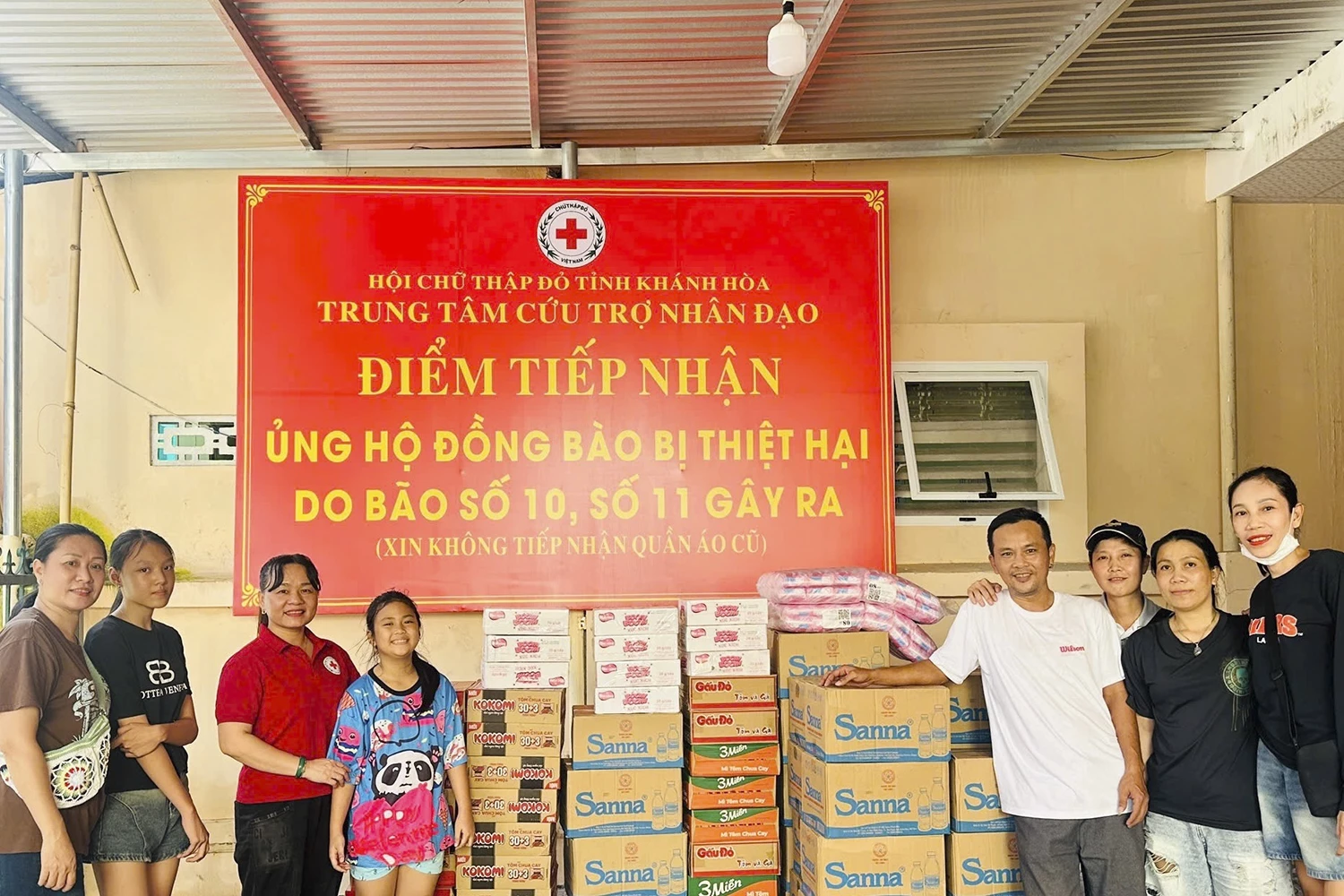 Khanh Hoa residents bring goods to the provincial Red Cross's reception point to support people in the North who are heavily affected by rain and floods.
