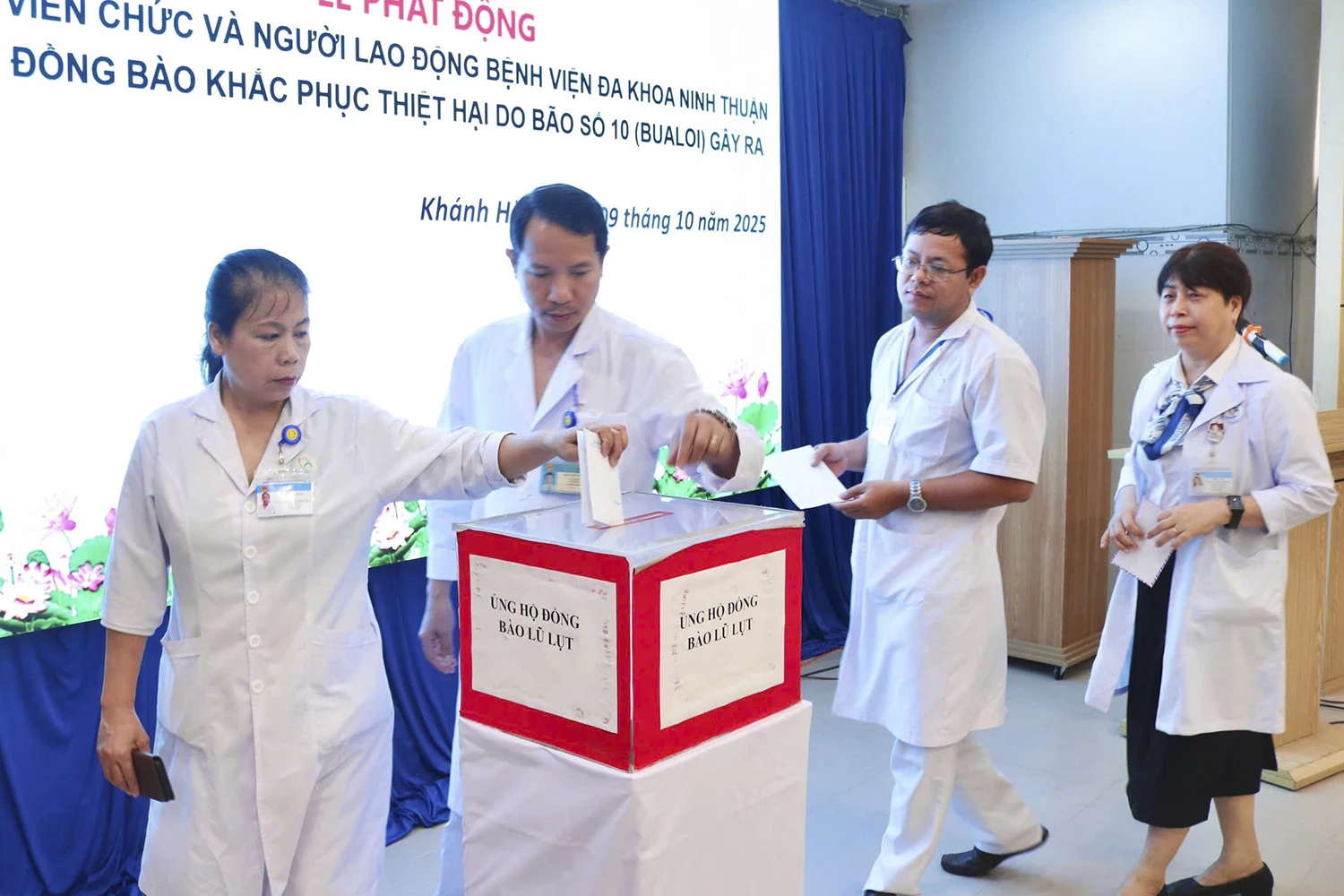 Ninh Thuan General Hospital  (Ninh Chu ward) mobilized officials, civil servants and workers to support people in overcoming the damage caused by storm No. 10.