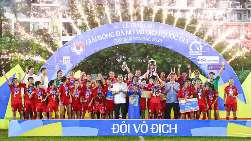 Holky z Ho Či Minova Města, slavím s mistrovskou trofejí. (Foto: VFF)