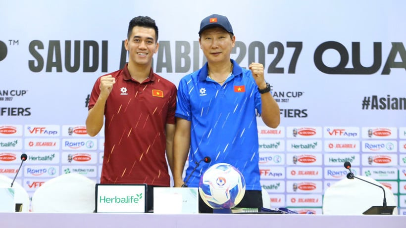 Tränaren Kim Sang Sik och anfallaren Tien Linh är exalterade inför returmötet mot Nepal. (Foto: VFF)