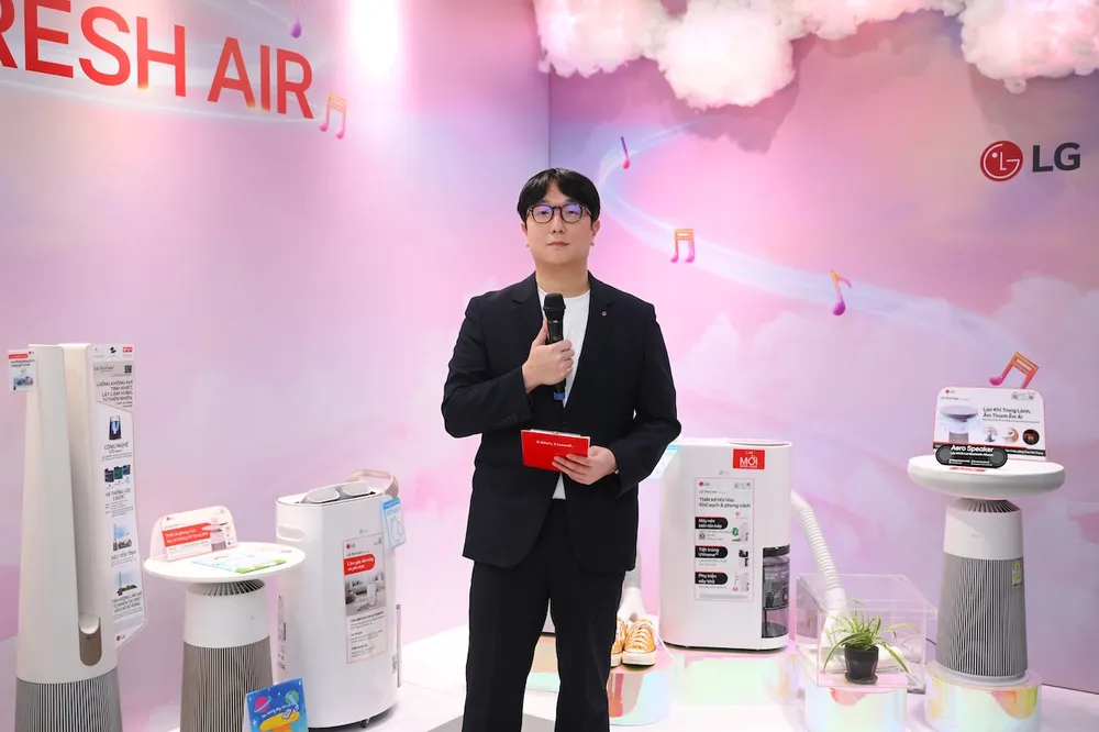 Господин Шим Сонбо, директор подразделения Air Solution Business компании LG Electronics Vietnam, представляет новые продукты LG