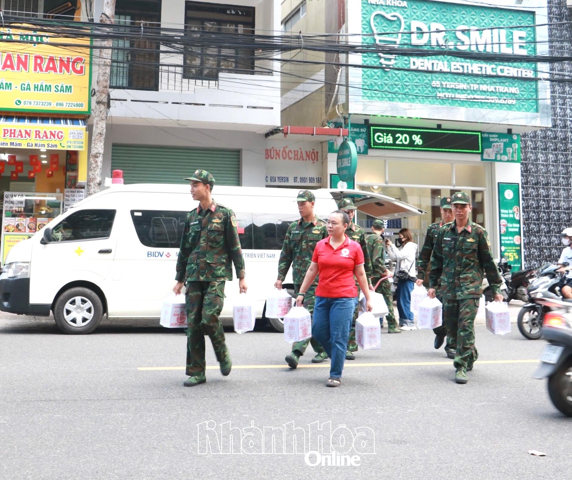 Membros da Cruz Vermelha e do Comando Militar Provincial transportaram suprimentos de socorro das pessoas até o ponto de encontro.